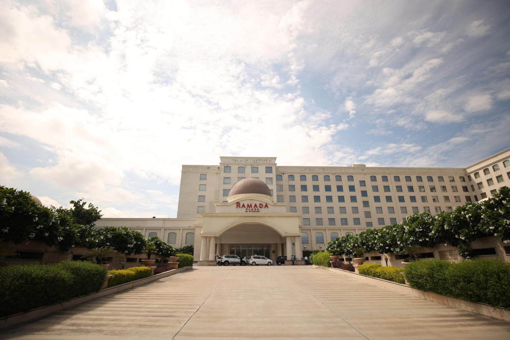 Ramada Plaza By Wyndham Lucknow Hotel Exterior foto