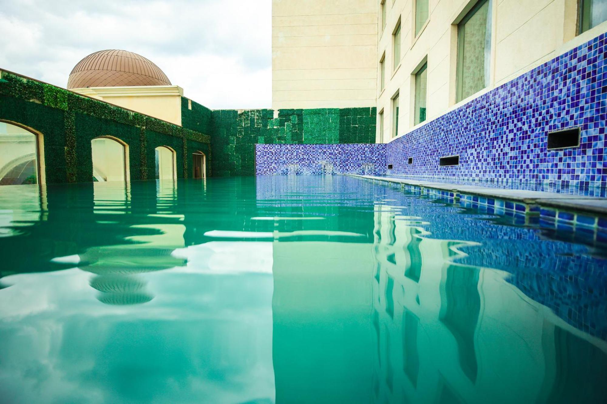 Ramada Plaza By Wyndham Lucknow Hotel Exterior foto