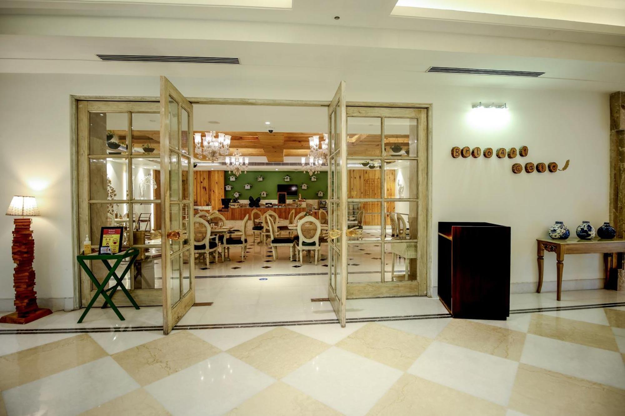 Ramada Plaza By Wyndham Lucknow Hotel Exterior foto