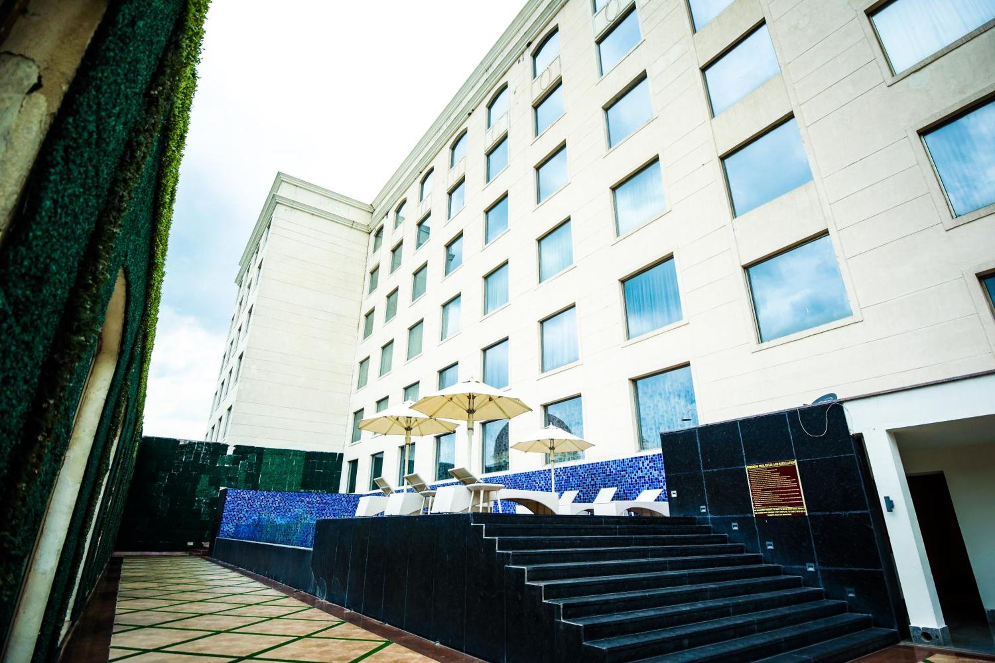 Ramada Plaza By Wyndham Lucknow Hotel Exterior foto