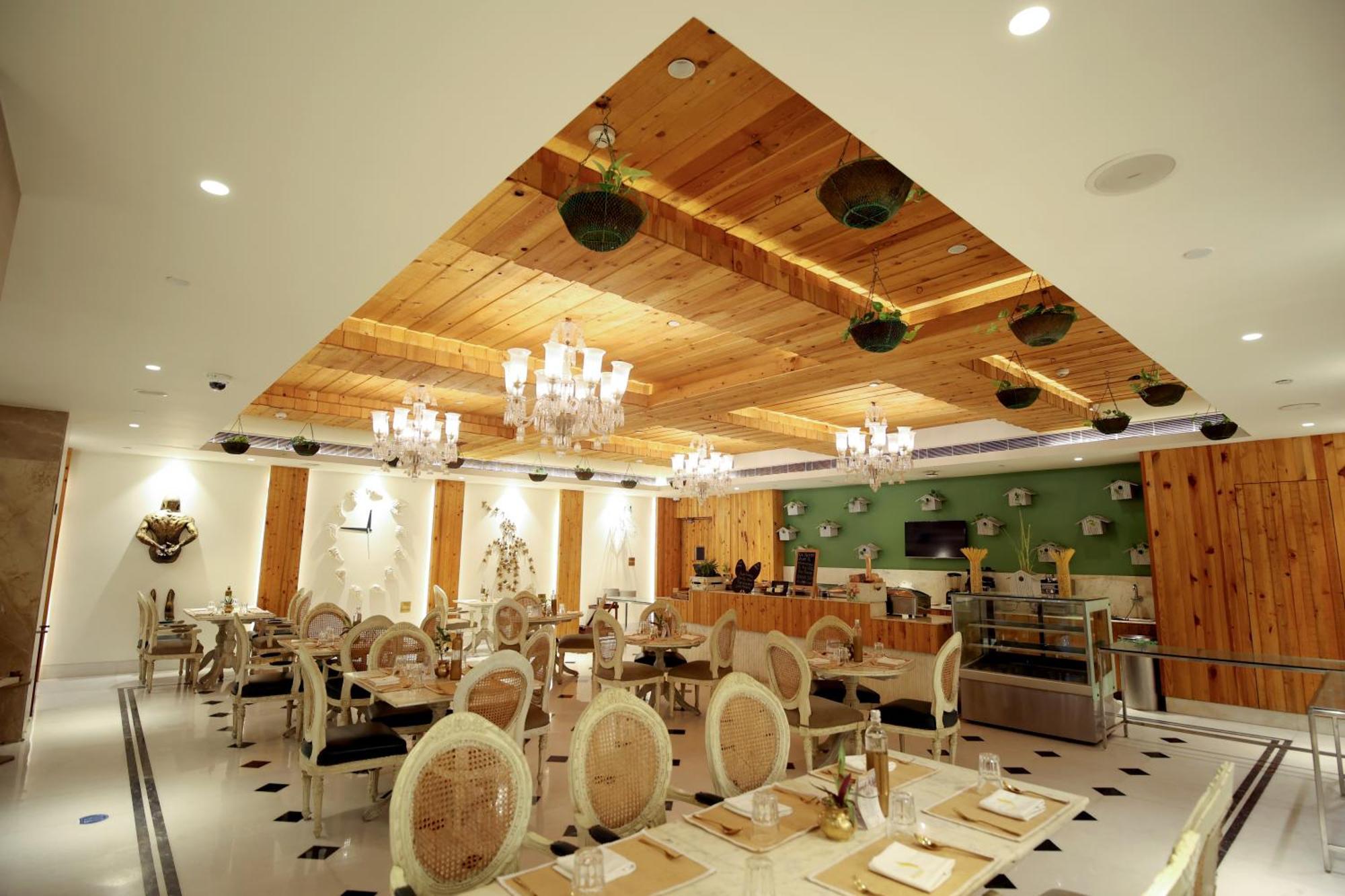 Ramada Plaza By Wyndham Lucknow Hotel Exterior foto