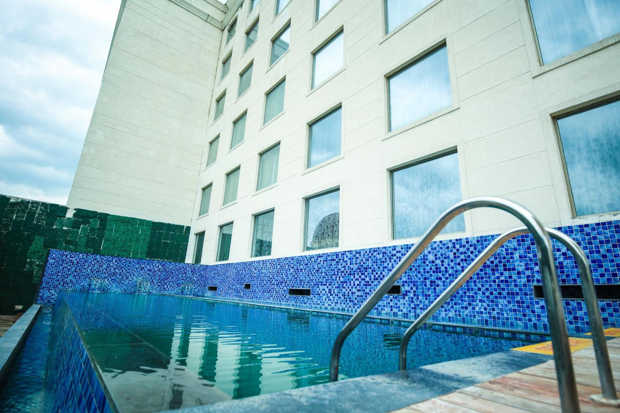 Ramada Plaza By Wyndham Lucknow Hotel Exterior foto
