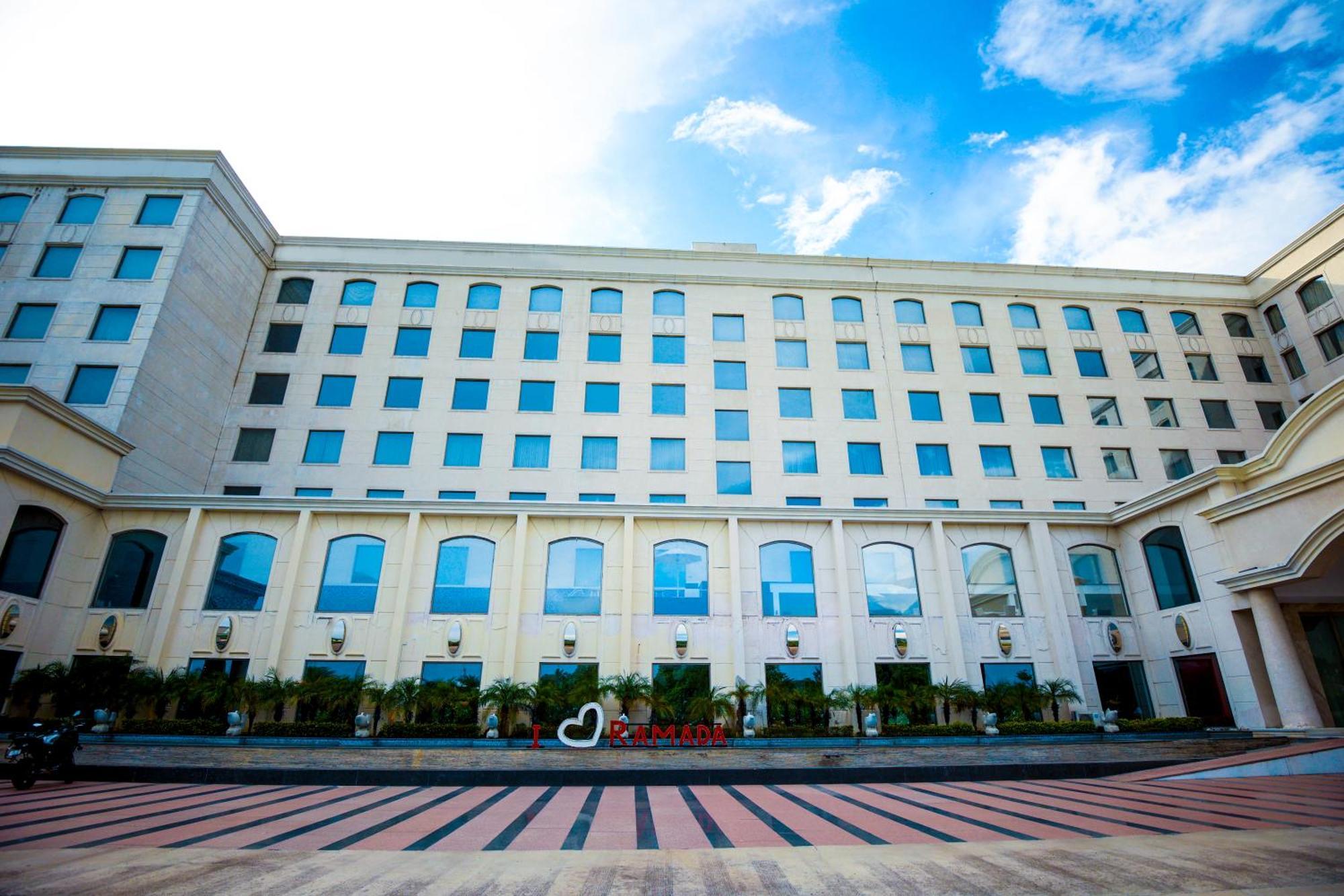 Ramada Plaza By Wyndham Lucknow Hotel Exterior foto