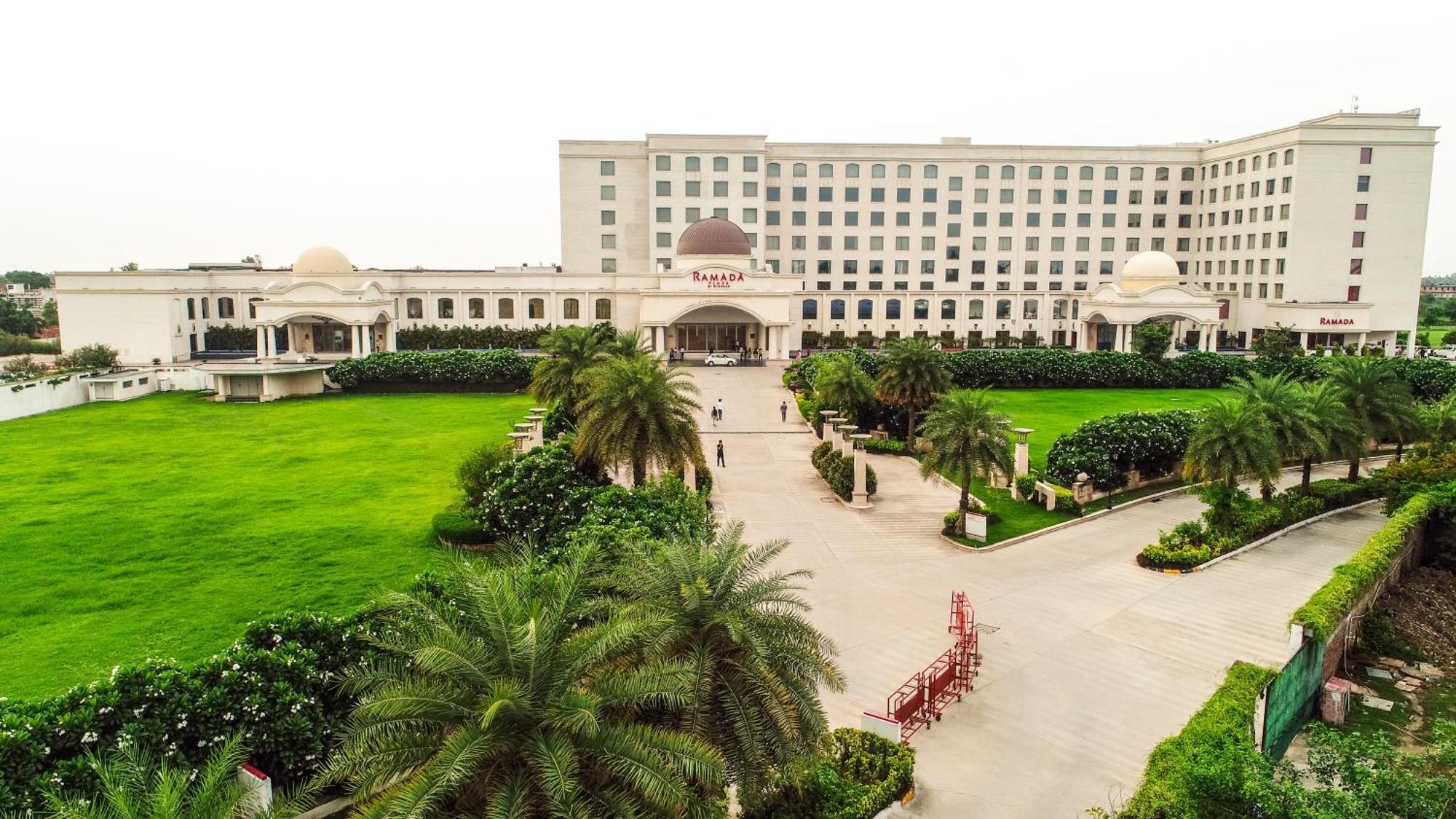 Ramada Plaza By Wyndham Lucknow Hotel Exterior foto