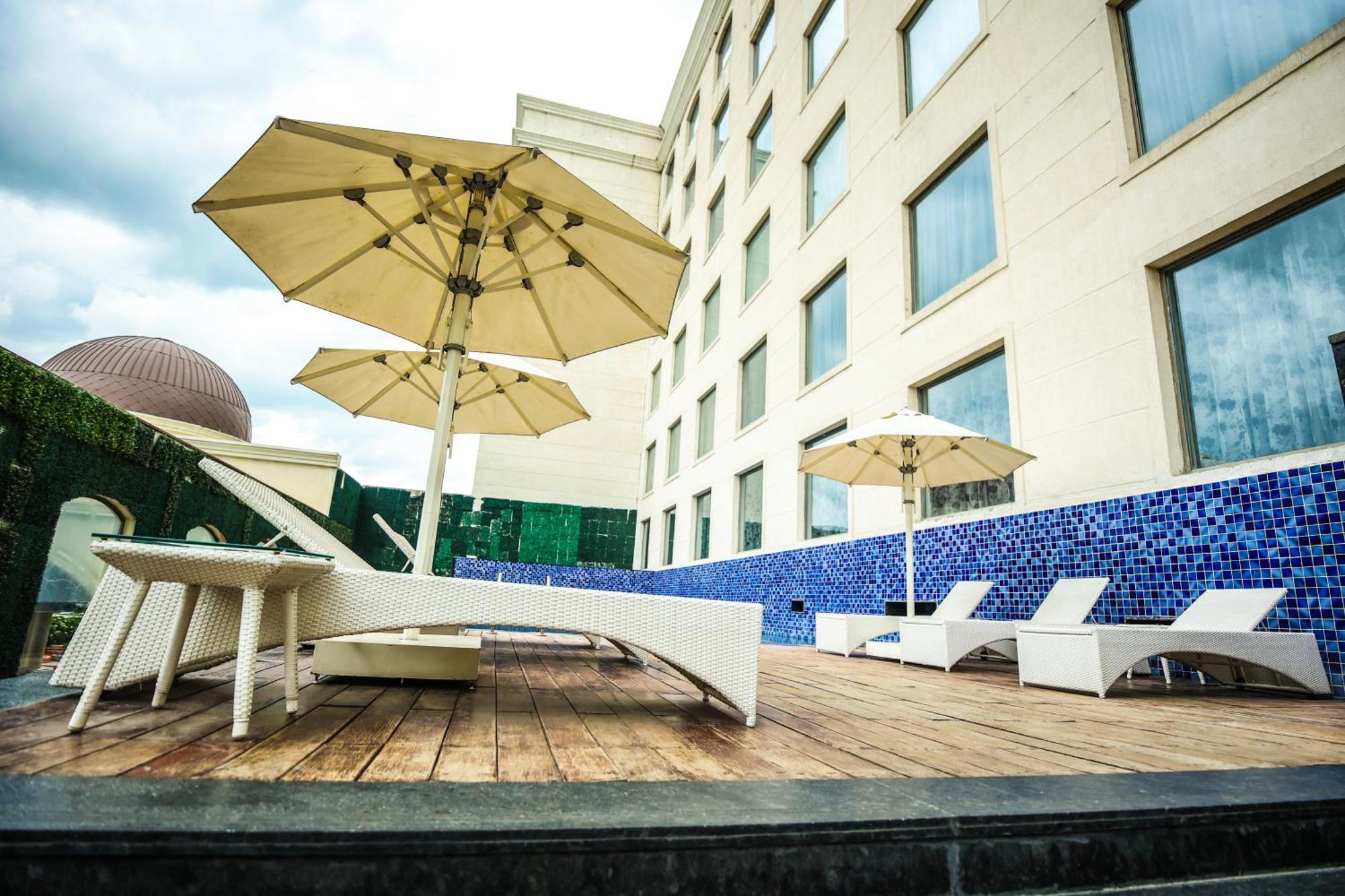 Ramada Plaza By Wyndham Lucknow Hotel Exterior foto