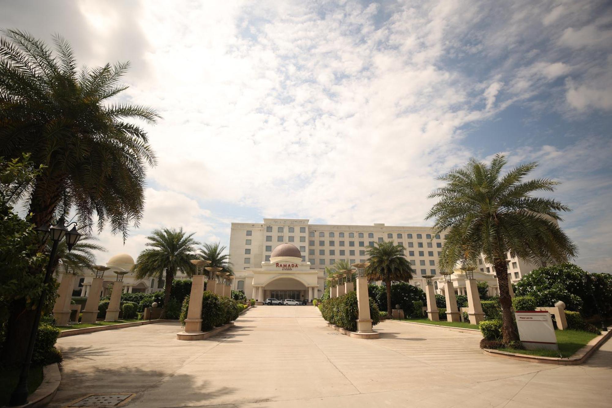 Ramada Plaza By Wyndham Lucknow Hotel Exterior foto