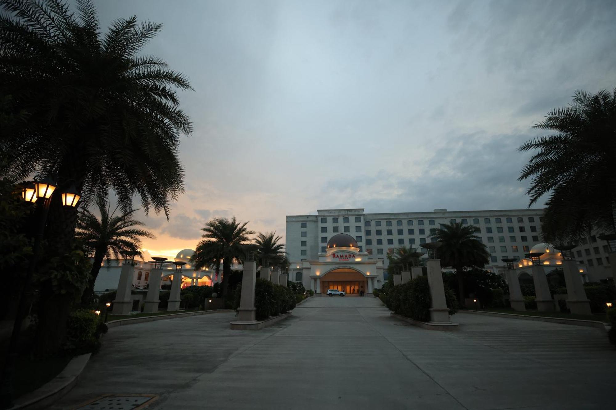 Ramada Plaza By Wyndham Lucknow Hotel Exterior foto
