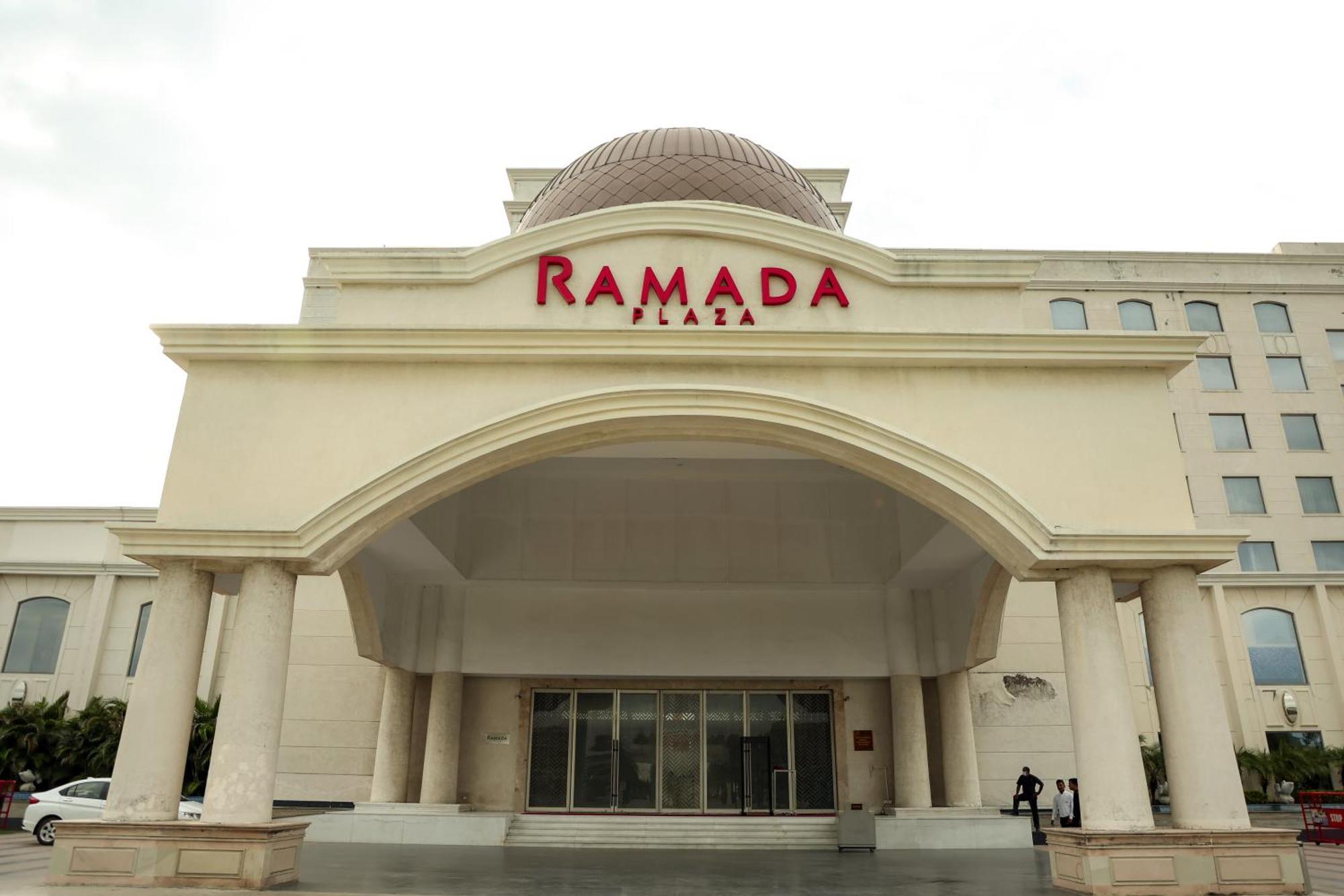 Ramada Plaza By Wyndham Lucknow Hotel Exterior foto