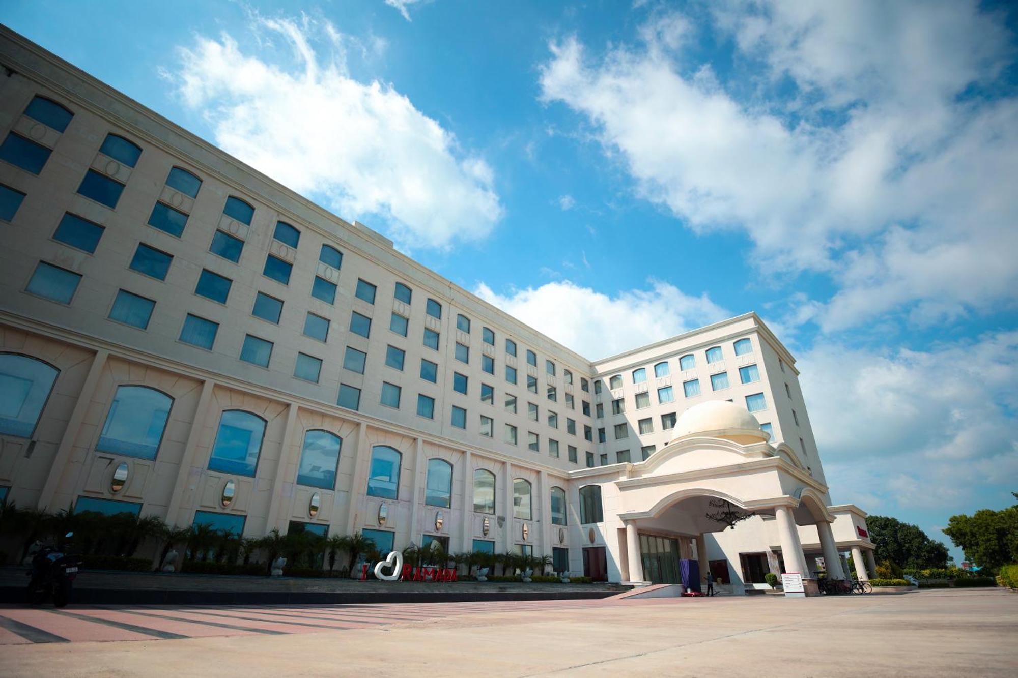 Ramada Plaza By Wyndham Lucknow Hotel Exterior foto