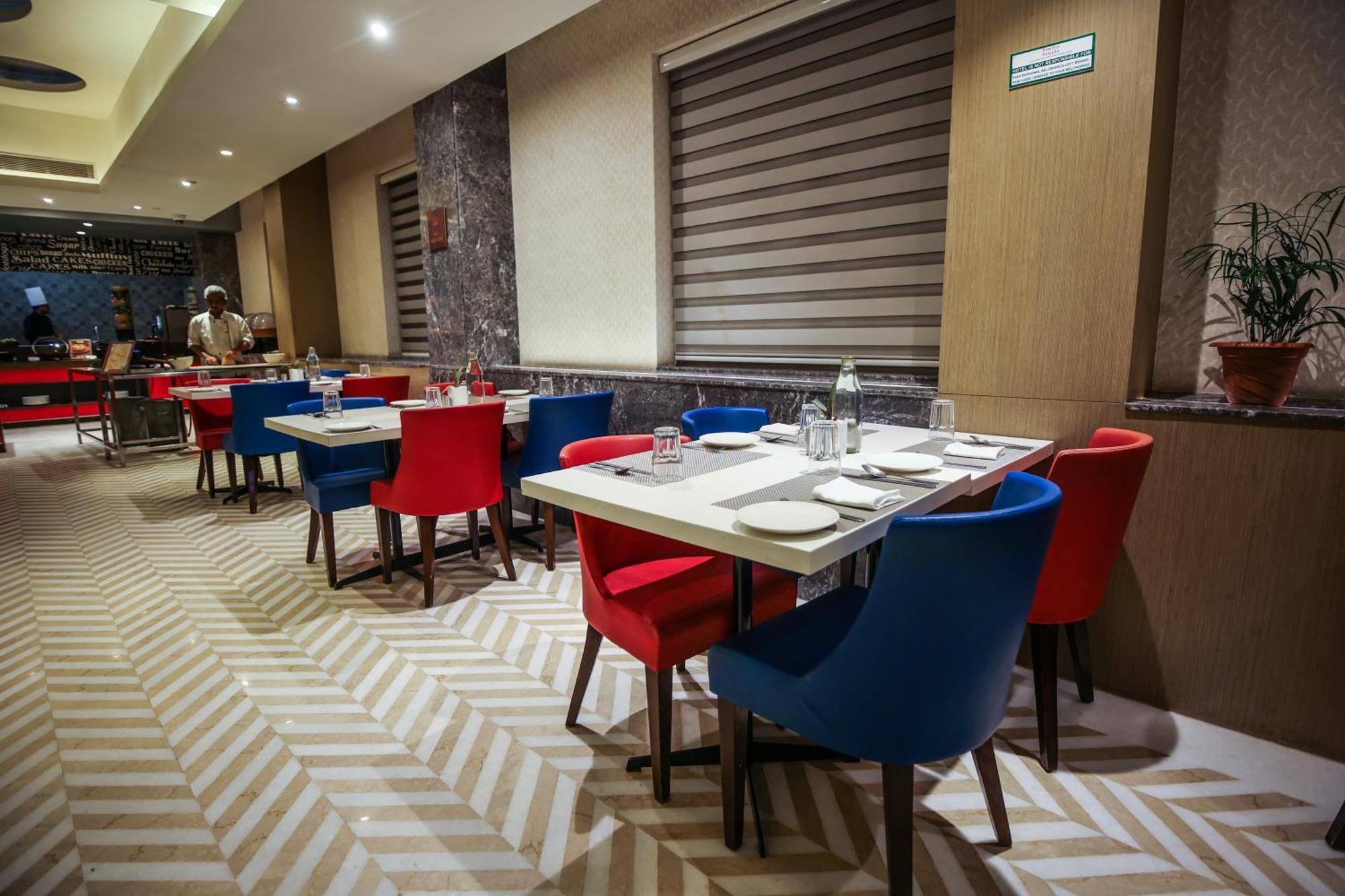 Ramada Plaza By Wyndham Lucknow Hotel Exterior foto
