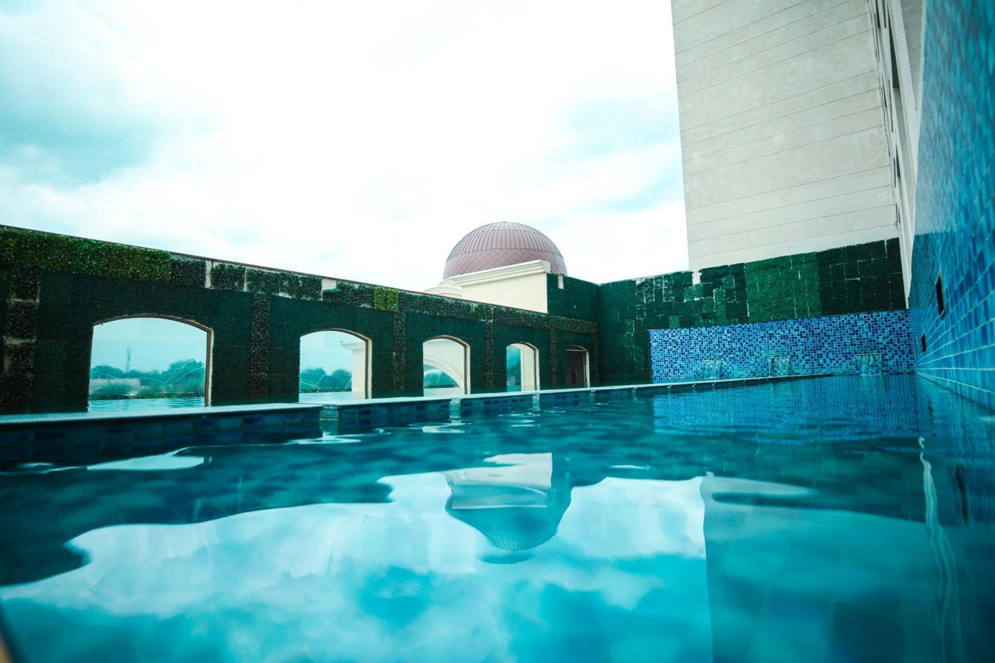 Ramada Plaza By Wyndham Lucknow Hotel Exterior foto