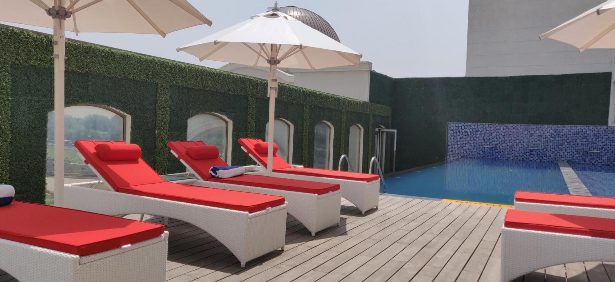 Ramada Plaza By Wyndham Lucknow Hotel Exterior foto