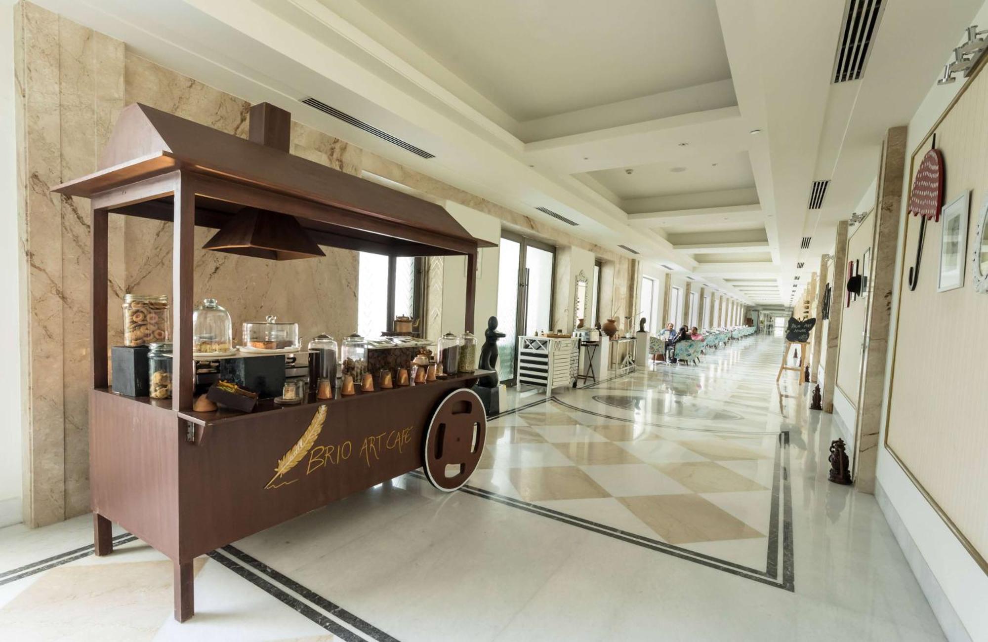 Ramada Plaza By Wyndham Lucknow Hotel Exterior foto
