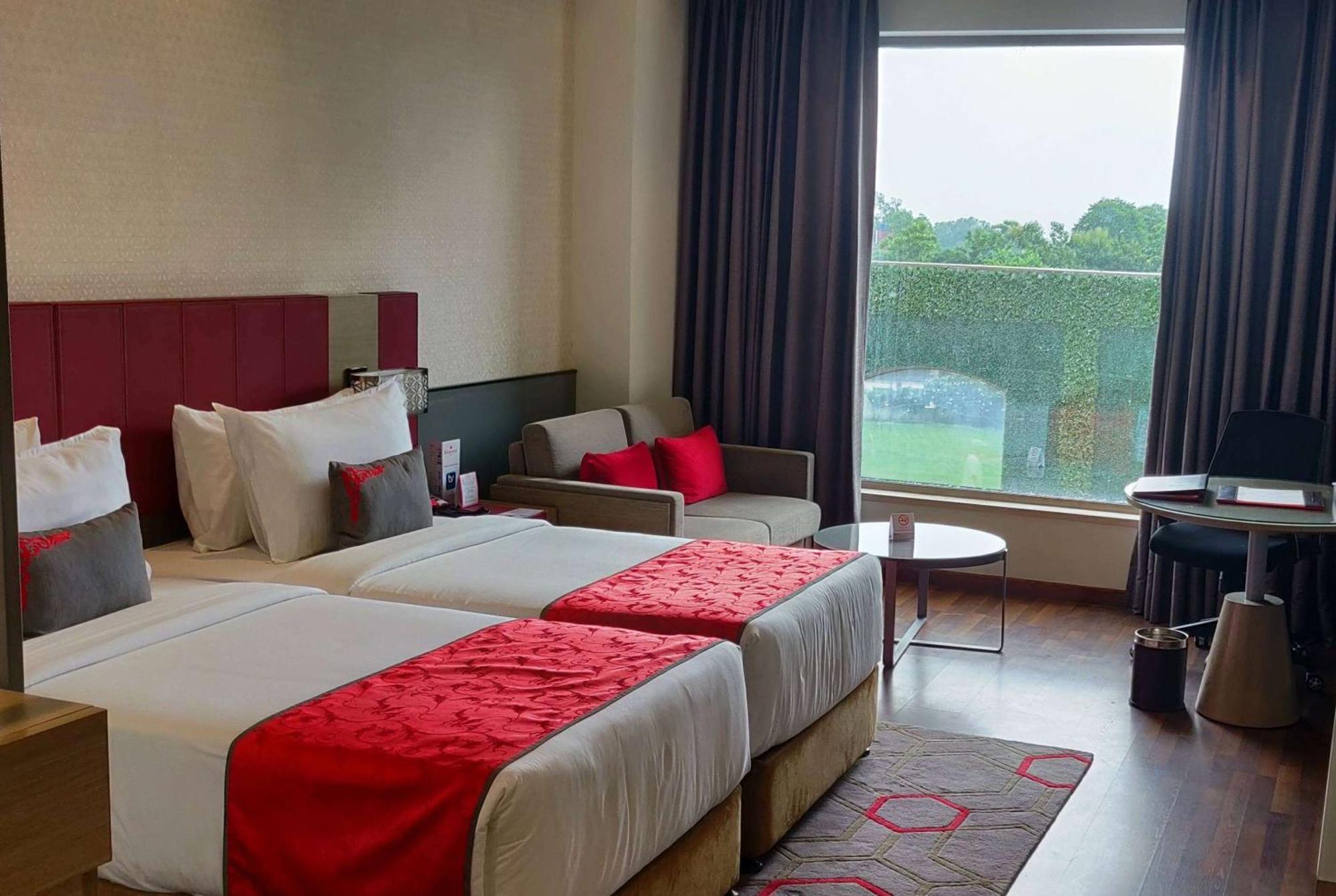 Ramada Plaza By Wyndham Lucknow Hotel Exterior foto